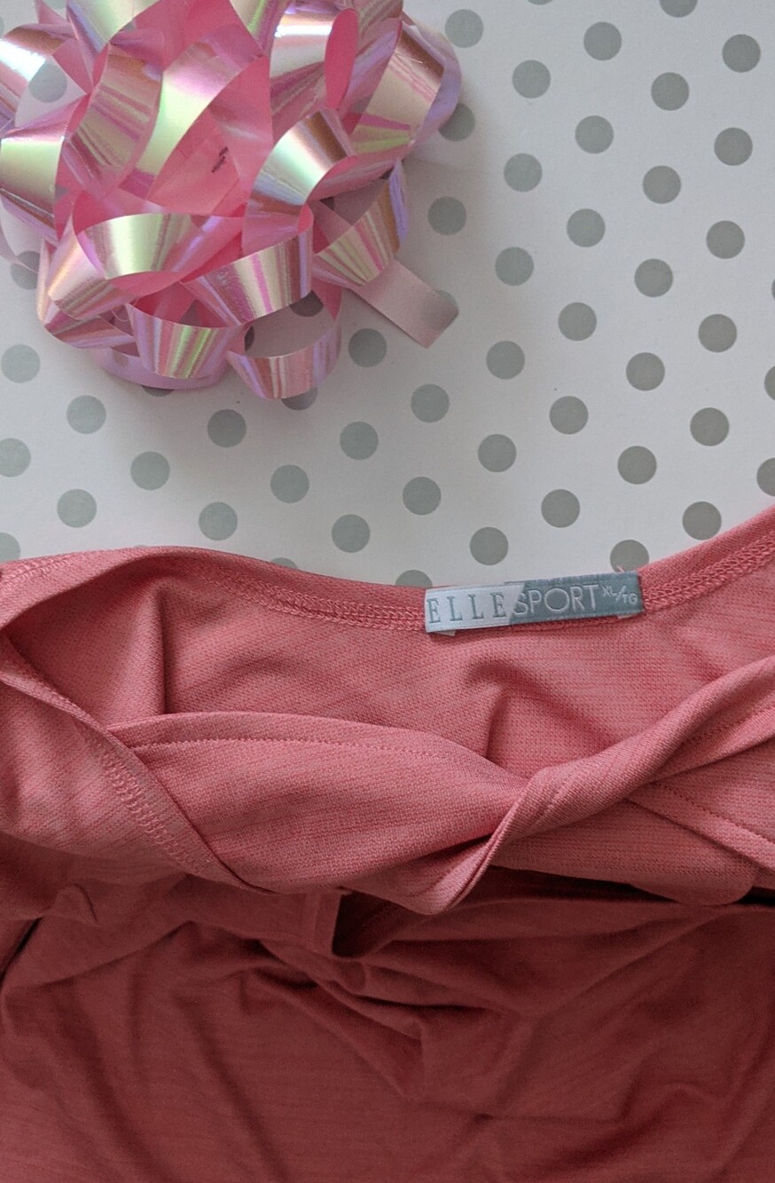 Elle Sport Top ( Gift Box With Bow Aren't For Sale), Make Gift For Your Skin. - Picture 2 of 4